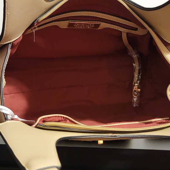 Fabriano Italia: Beige plaid purse with matching wallet and purse strap. - Picture 4 of 4